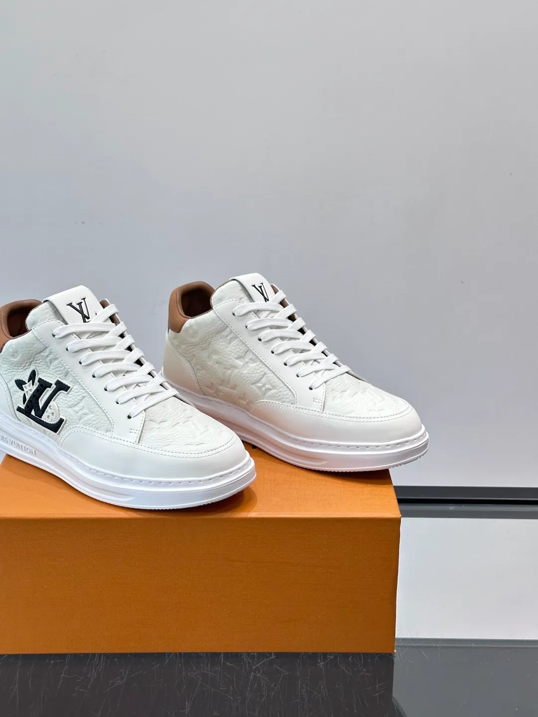 Men's shoes 💰p400 "＊OUIS ＊UITTO＊" Men's sports shoes, grained cow leather are low-key and recognizable. The rubber sole is thick and lightweight, the padded insole + technical lining make it super comfortable to wear! The main color with brown details is versatile and fashionable, and can be worn for daily leisure or business ~ LV embossing on the side of the shoe + brand logo on the sole, perfect details! size: 38-44 (45 customized)